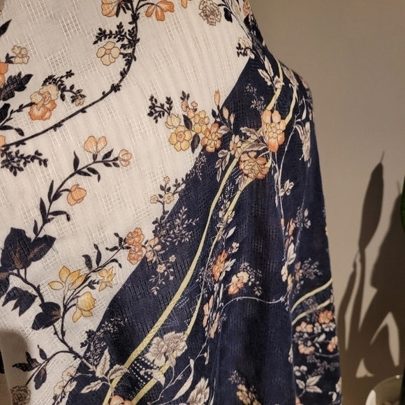 Spring floral lightweight scarf wrap - Picture 8 of 13